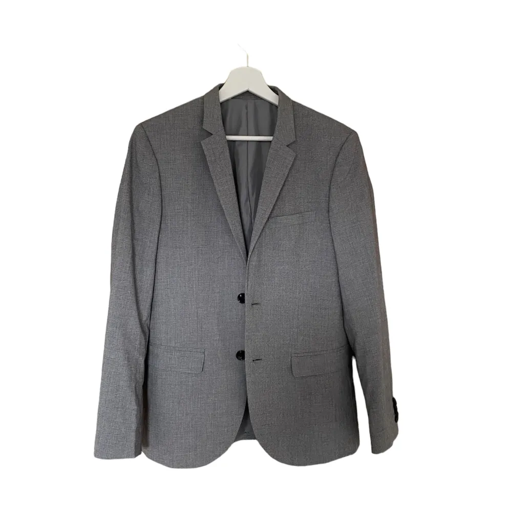 Ett grått kostymsett från HM. Storlek 48. Motsvarar storlek M. Använd 1-2 gånger. Nypris 1348 kr. Mitt pris 299. Kostymer.