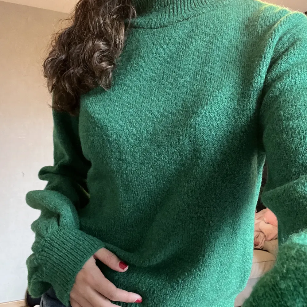 Grön stickad tröja i strl Xs ifrån Na-kd men skulle säga att den passar en S också. Säljer då den ej används. Stickat.