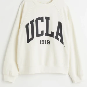 Skön vit collegetröja  - Stl XXL, tyvärr för stor för mig. Annars toppenkvalite 👌🏽