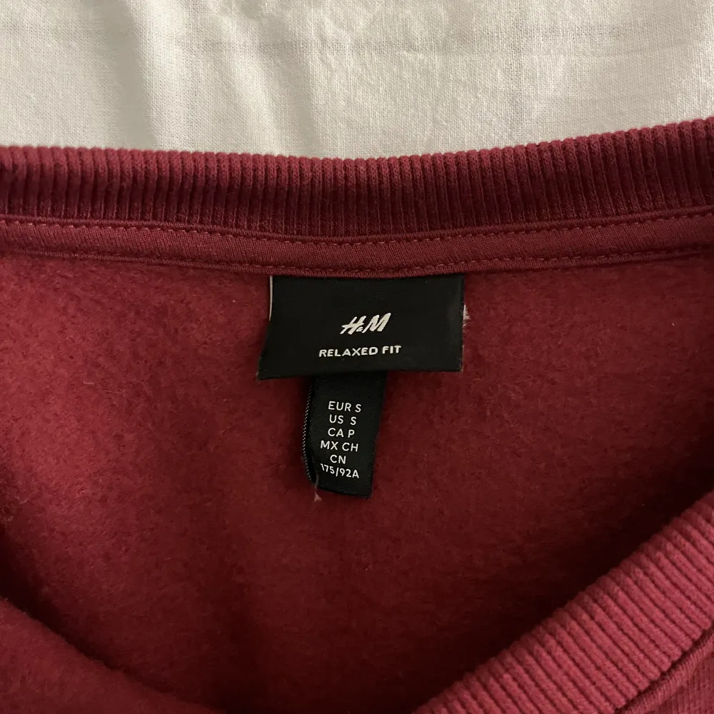 Vinröd collage tröja storlek S från H&M, knappt använd. Tröjor & Koftor.