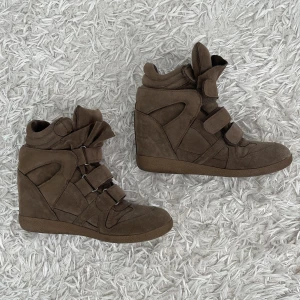 Högklackade sneakers - Säljer mina Isabel marant liknande skor i storlek 39💘