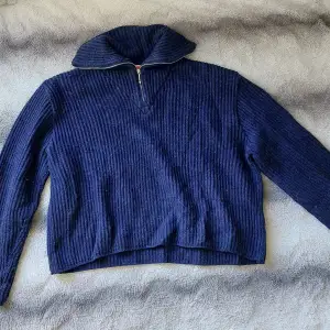 Bra skick. Stickad tröja från 80/90-tal. Marinblå färg med söt silver dragkedja. Har ingen storlek, men är för liten för mig (M). Föreslås som S! Pris kan förhandlas :)