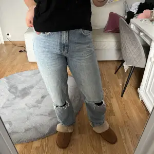 Gina Tricot jeans med hål vid knäna med hög midja i strl 36. Säljer då de ej används längre 🤍🤍