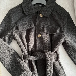 Teddy kappa - Svart Teddy kappa från shein, aldrig använd, jätte mjuk och bekväm! Går ner till knäna 