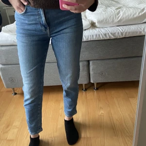 Jenas - Säljer mina jeans från gina pga att jag inte anvönder dom och knappt gjort. Fickan ska se ut som de är lite slitna. 