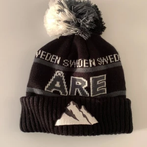 Åre mössan - Säljer denna super fina Åre mössan som är perfekt nu till höst och vinter. Kvaliten är super bra, finns inga märken eller slitningar på mössan!