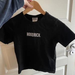 Hoodrich - Säljer denna T-shirt. Köpt från JD sport för några månader sedan men kom tyvärr inte till mer användning. Ordinarie priset låg på ungefär 400kr🫶kontakta mig för fler bilder 💕