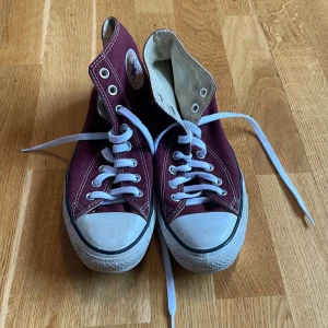 Röda converse  - Converse i het okej skick säljer då jag köpt nya.