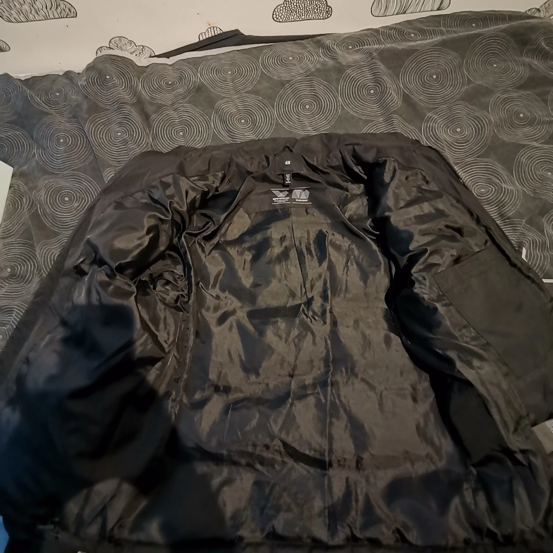 H&M Svart vattentavvisande & vindtät jacka.  - 90
