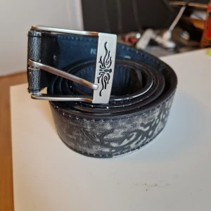 Skärp - Ascoolt skärp som inte längre kommer till användning. Ganska välanvänt därav priset Mått: 88 - 127 cm