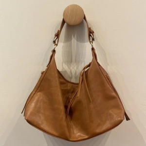 Väska - Rymlig väska köpt på TKMaxx i London, helt oanvänd.