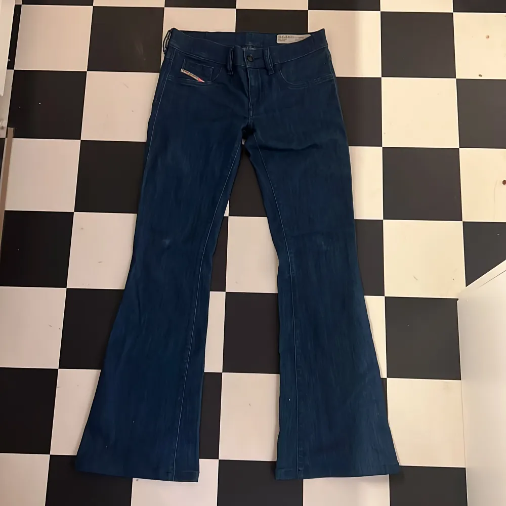 Super fina lågmidjade bootcut jeans från diesel. Inga defekter. Midjemåttet är 37cm tvärs över och innerbenslängden är 78cm💕. Jeans & Byxor.