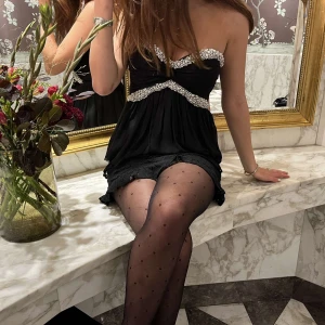 Topp med pärlor  - Svarttopp med pärlor i sorlet S