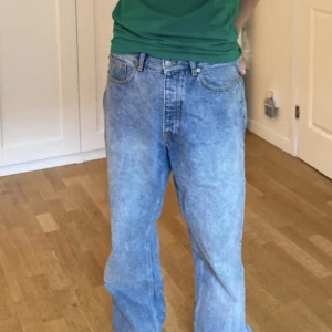 Basic blå straight leg jeans!! - Blå jeans, använda ett par gång av skatare så lite slitna vid anklarna och lite urtvättade men inget som syns drastiskt💓💓
