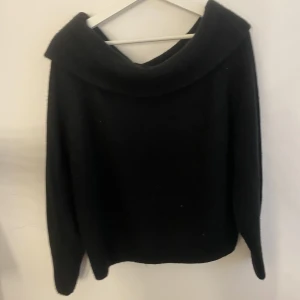 Stickad offshoulder tröja - En svart stickad offshoulder tröja i nyskick🫶🏻