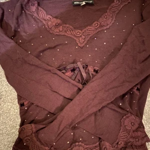 Vinröd tröja  - Super fin vinröd tröja med massor av fina detaljer💕