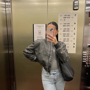 Zara jacka - Säljer min jacka ifrån Zara som är i nyskick då den endast är använd två gånger! 