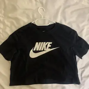 Säljer min Nike T-shirt som endast är använd ett fåtal gånger och är i fint skick!
