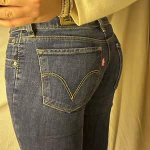 Najs jeans från Levis! Passar xs! Midjemått 36 cm innerbenslängd 75cm 💥
