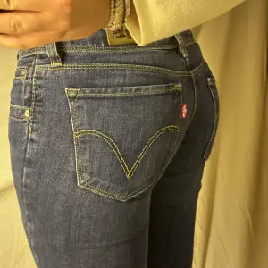 Najs jeans från Levis! Passar xs! Midjemått 36 cm innerbenslängd 75cm 💥