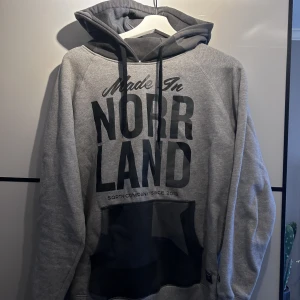 Norrland hoodie - Hoodie från norrland, fint skick, xs men mer som s/m, 200+frakt💗