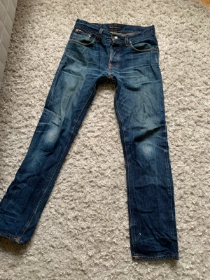Nudie jeans - Använda ett fåtal gånger, nypris 1500, mitt pris 349. Skick 6,5/10 och därav det billiga priset. Bara att fråga vid funderingar.
