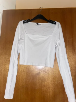 Vit topp - Väldigt bra skick, kommer inte till användning. Kom privat för fler bilder