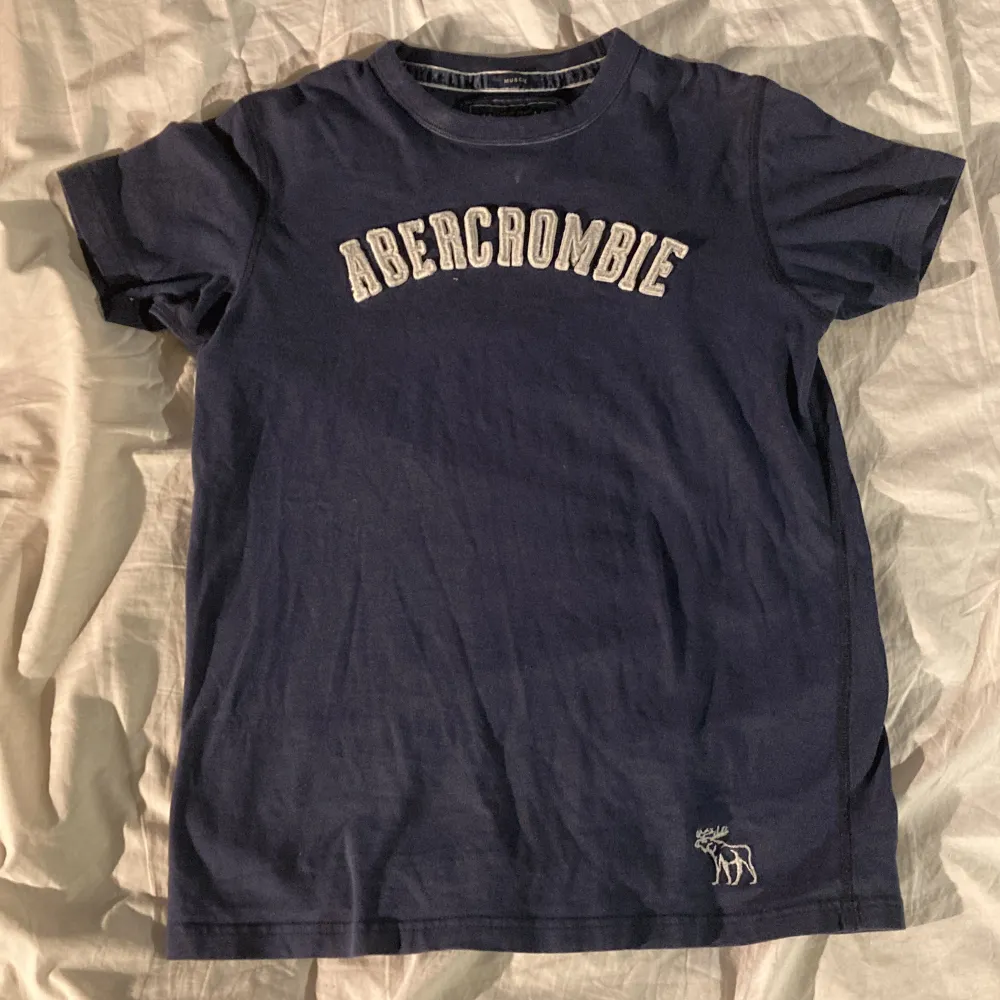 T-shirt från amerikansk märke Abercrombie & Fitch! Strorlek S men passar mig som brukar ha storlek M!💗. T-shirts.