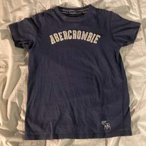 T-shirt från amerikansk märke Abercrombie & Fitch! Strorlek S men passar mig som brukar ha storlek M!💗