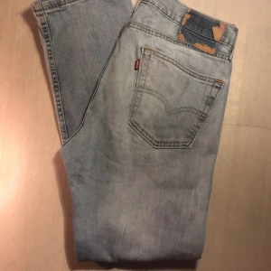 Levis 511 jeans  - Tjena  Jag köpte de här Levis jeans med en väldigt skön färg av ljusblå. Tyget på den här jeansen är vädigt sköna o mjuka, det sitter löst längs benen men inte för mycket. Märket som är borta var borta när jag köpte det, enligt mig är det en cool detalj