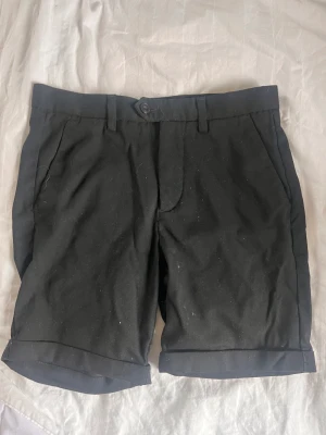 Svarta kostymshort - Snygga svarta kostymshort från Jack & Jones i regular passform!!