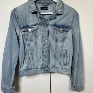 Jeansjacka  - Fin ljusblå jeansjacka i storlek M. Använd endast ett fåtal gånger. 