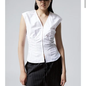 SÖKER - Söker denna topp från weekday! Storlek 36,38🙏🏽🙏🏽🩷🩷