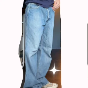 Carharrt byxor - Carharrt byxor, Storlek M/L jag är 177cm och de är lite stora på mig. Kolla gärna in mina andra saker jag säljer :)