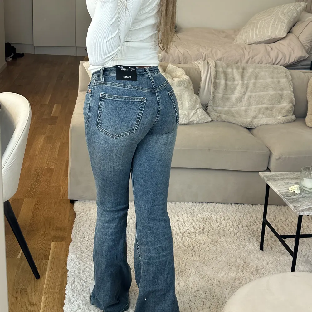 Utsvängda lågmidjade jeans från weekday, super fin passform! Aldrig använda med lappar kvar, storlek 32 . Jeans & Byxor.