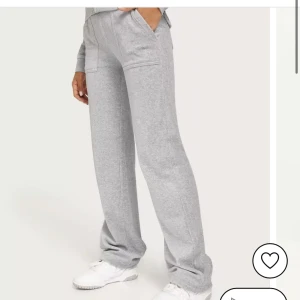 Grå Juicy Couture  - Gråa juicy couture byxor  Köpte förra vinter använda få gånger i nyskick  Storlek s