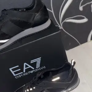 EA7 skor väldigt fina använd ett par gånger men köpt för 2200kr