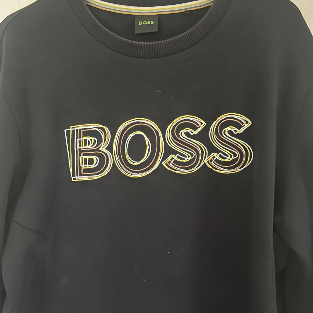 säljer denna boss tröja åt min kille, skick: 10/10 köpt förra året på thernlunds. Säljer pga för stor för han. Nypris: 1,5 tror jag  . Tröjor & Koftor.