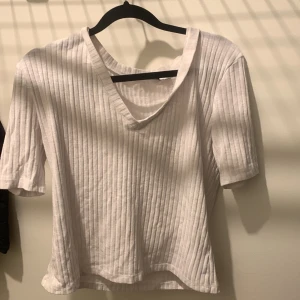 Tröja - tröja/t-shirt . Väldigt fin när den sitter på, aldrig använd 