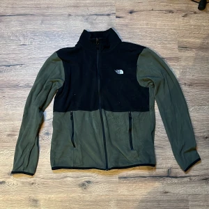 The north face fleece - En fin fleece i bra skick! Jag säljer den då jag använder den för sällan