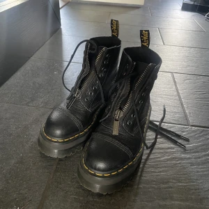 Dr martens  - Köpta förra hösten, använda ytterst lite. Strl 38. Har inga defekter från vad som kan ses. Nypris 2400