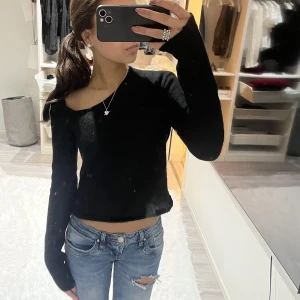 Stickad topp från LeGer - Helt oanvänd svart stickad topp från LeGer. Nypris (599kr)