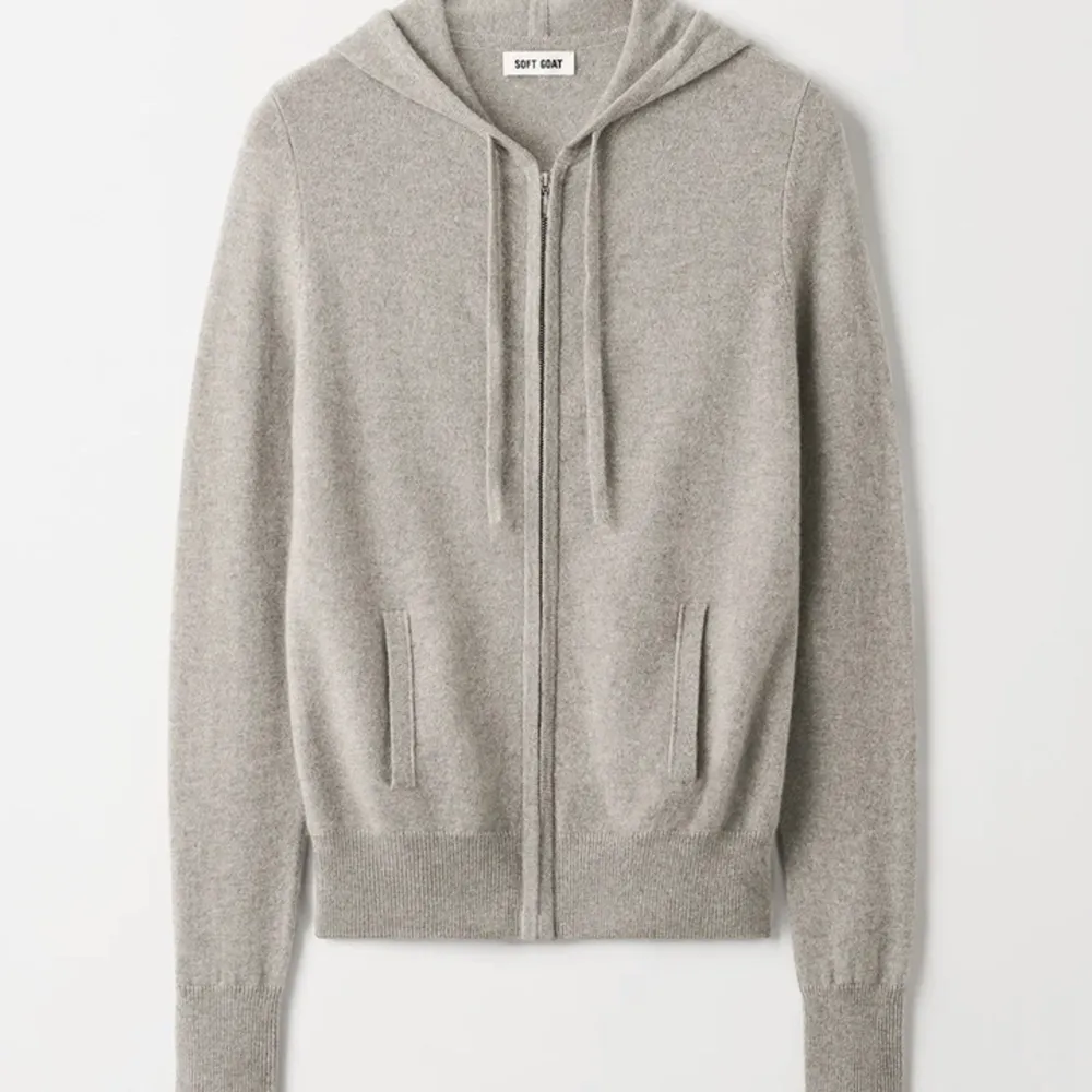 Grå zip hoodie från soft goat i storlek S. Nästan aldrig använda och inga skavanker. Nypris 2495. Stickat.