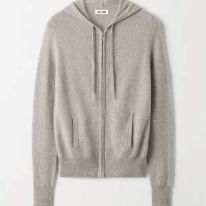 Grå zip hoodie från soft goat i storlek S. Nästan aldrig använda och inga skavanker. Nypris 2495