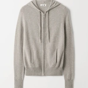 Soft goat zip grå - Grå zip hoodie från soft goat i storlek S. Nästan aldrig använda och inga skavanker. Nypris 2495
