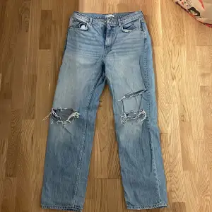 Jeans från Gina tricot med 3 hål
