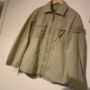 Stone island jacka  - (Stone island jacka)  Storlek: M Pris : 1999kr Helt ny!  , scann code fungerar!! 