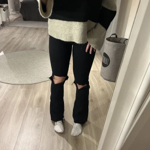 Svarta jeans - Ett par svarta stretchiga jesns från gina i storlek M/38, men är som storlek S/36!