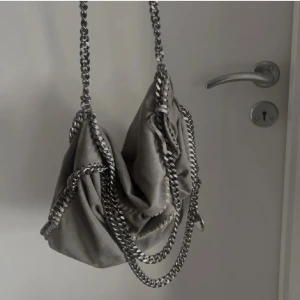 Stella McCartney väska - Grå Stella väska i storlek medium. Självklart äkta! Finns två deffekter på den, skriv privat för dessa bilder. Säljer för 2000 vid snabb affär, köpt för 5500kr.