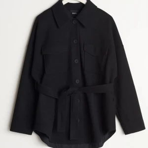 Svart kappa - Kappa från ginatricot, i storlek S. Helt okej skick se sista bild